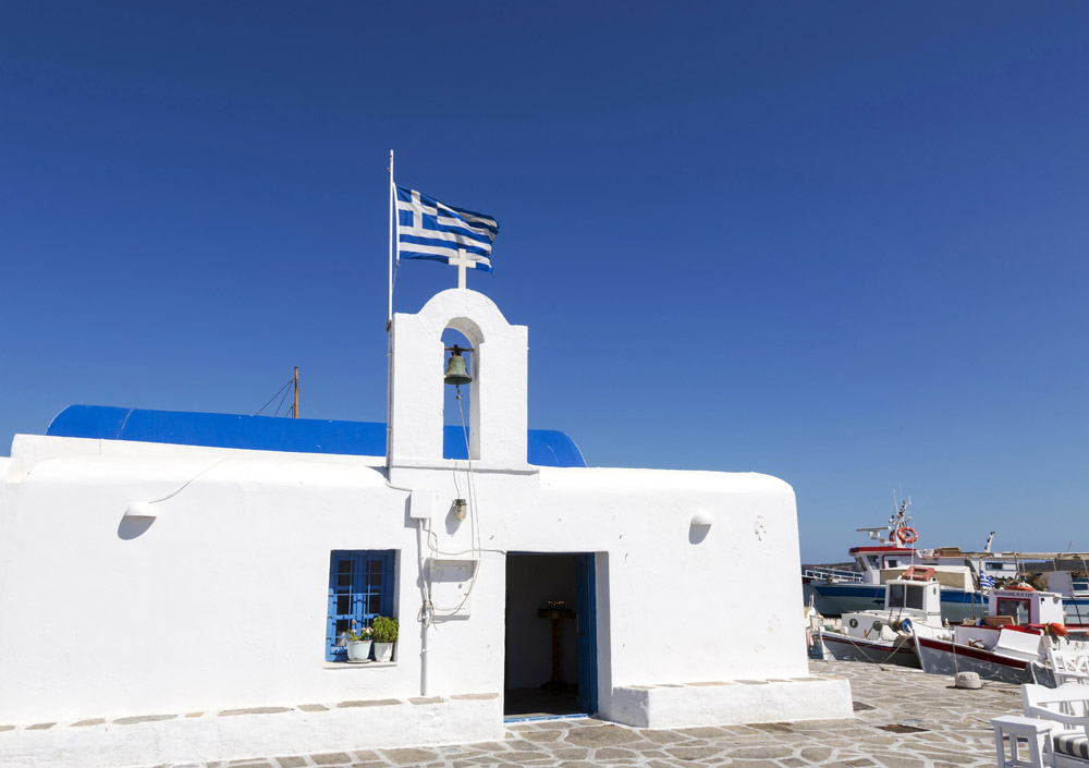 Kerkje in de haven van Naoussa, Naousa, Paros, Cycladen, eilandhoppen Griekenland