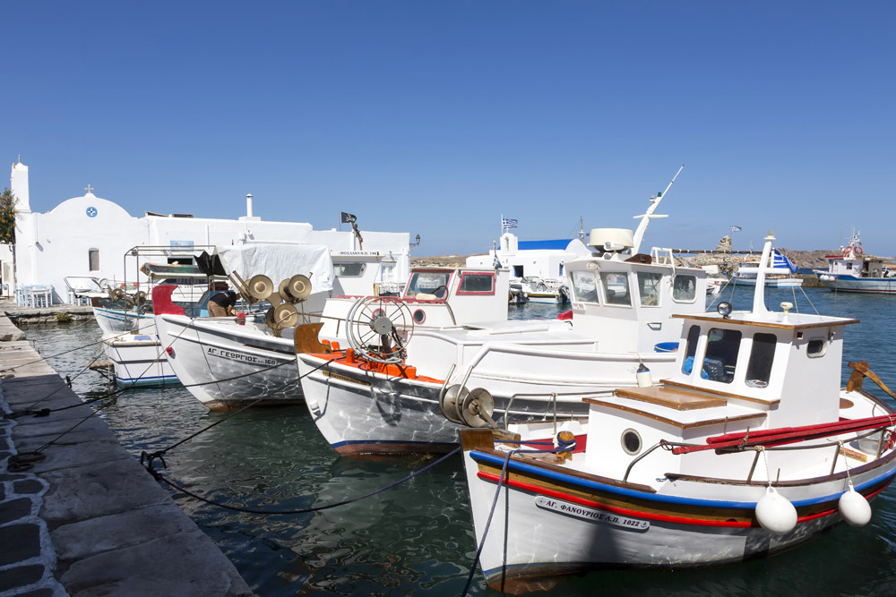 Vissersboten in de haven van Naoussa, Naousa, Paros, Cycladen, eilandhoppen Griekenland