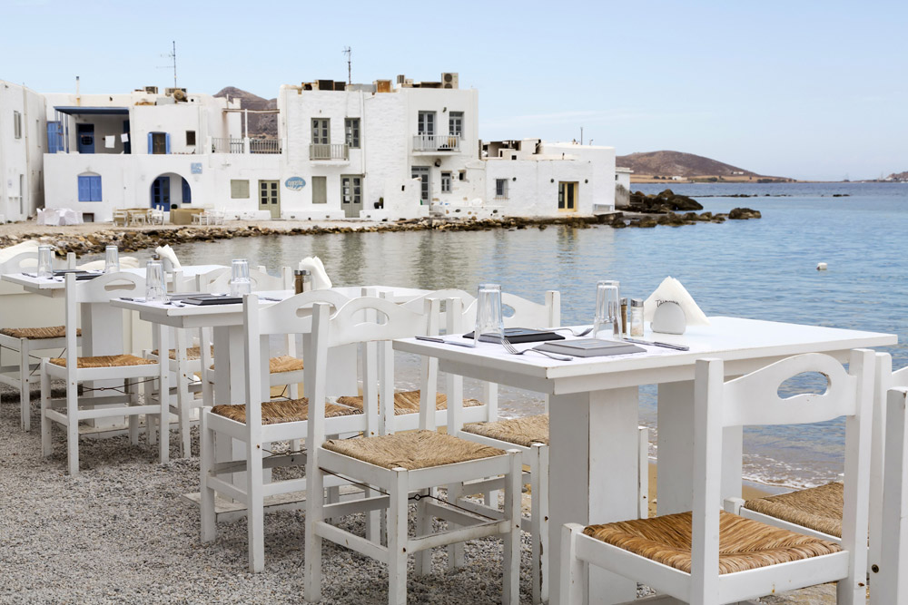 Restaurant Glafkos ligt aan een rustig baaitje in Naoussa op Paros, Cycladen, eilandhoppen Griekenland