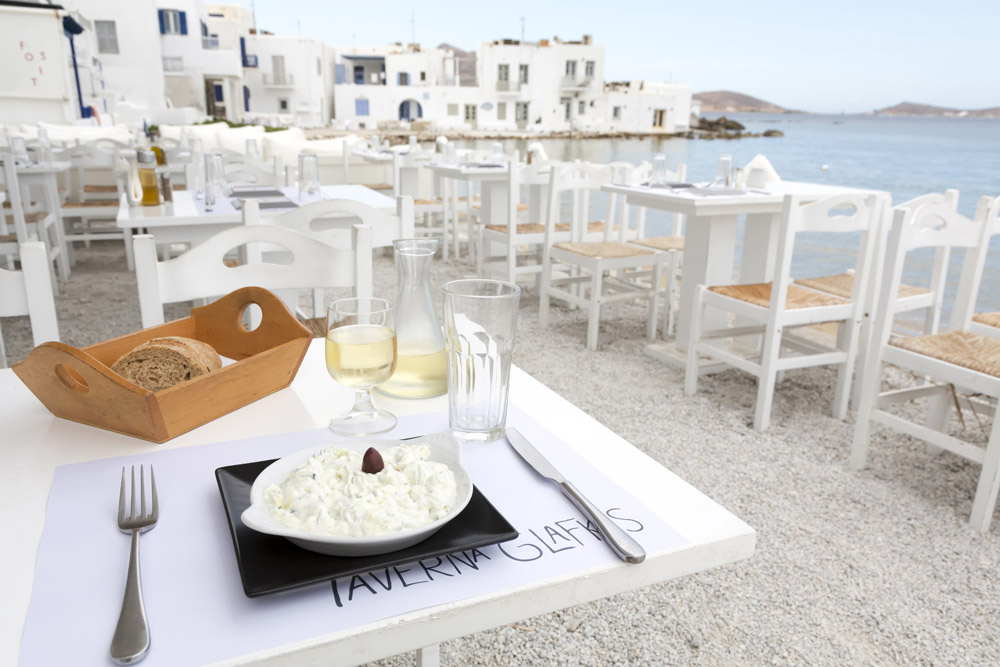 Lunchen bij restaurant Glafkos in Naoussa op Paros, Cycladen, eilandhoppen Griekenland