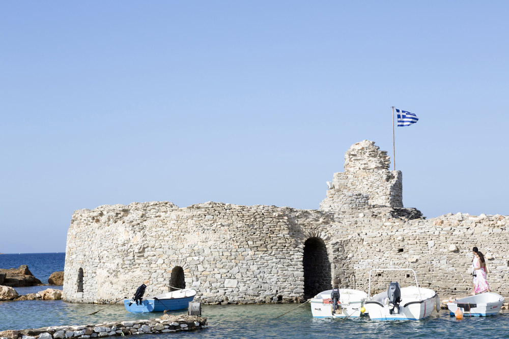 De restanten van een kasteel in Naoussa, Paros, Cycladen, eilandhoppen Griekenland