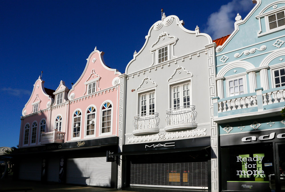 Het Daniel Leo-plein in Oranjestad met nagemaakte grachtengevels