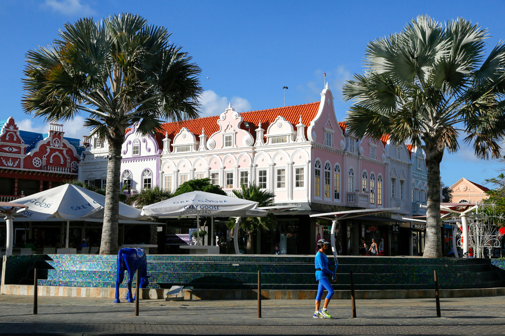Terrassen en winkels op het Daniel Leo-plein in Oranjestad