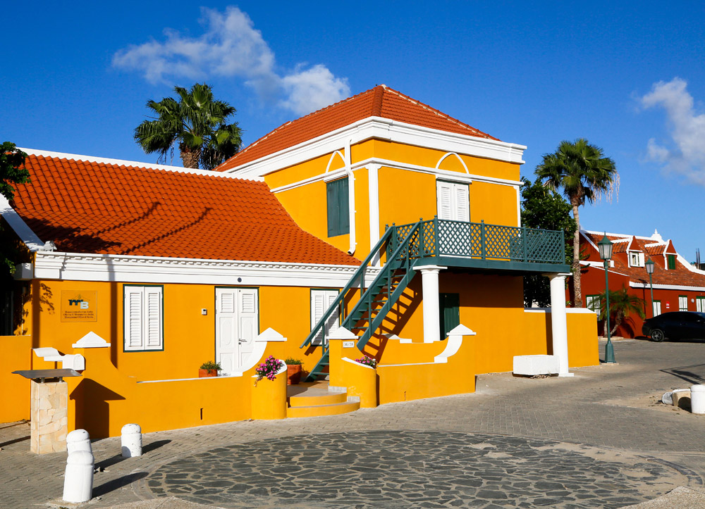 Pakketreizen. Slenterend door Oranjestad zie je volop gerestaureerde koloniale architectuur.