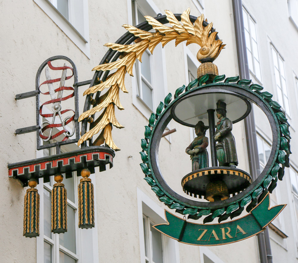 De historische uithangborden in de Getreidestrasse, Salzburg
