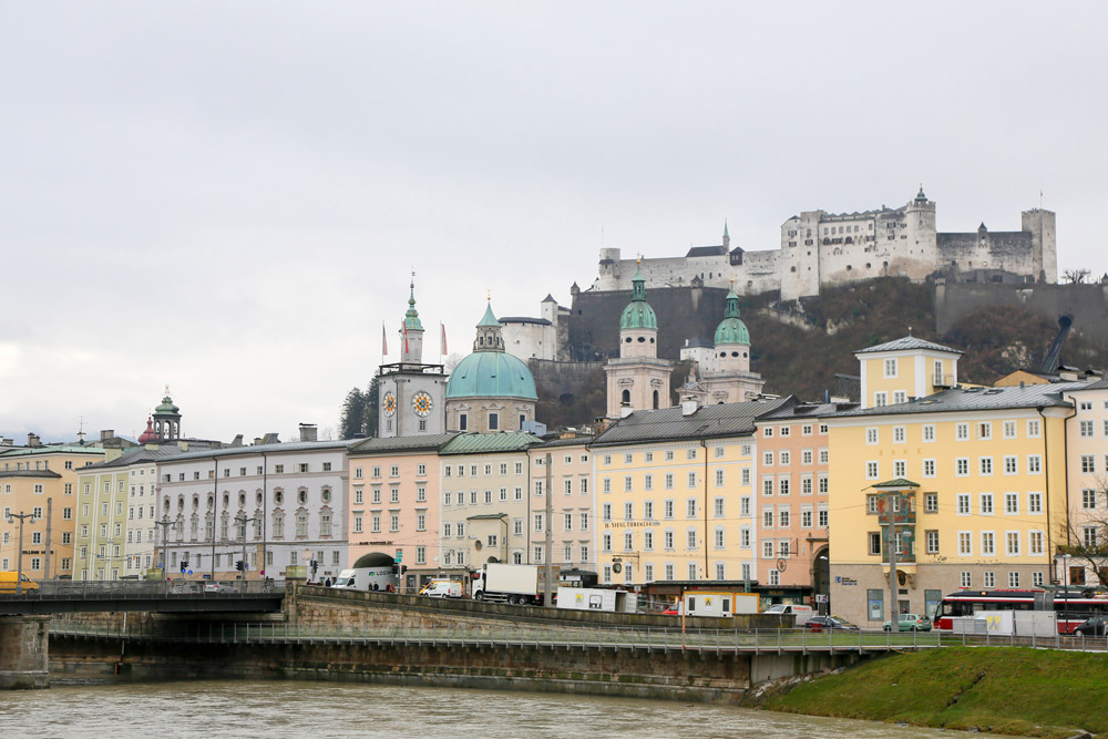 Salzburg wordt in tweeen gesplitst door de rivier de Salzach