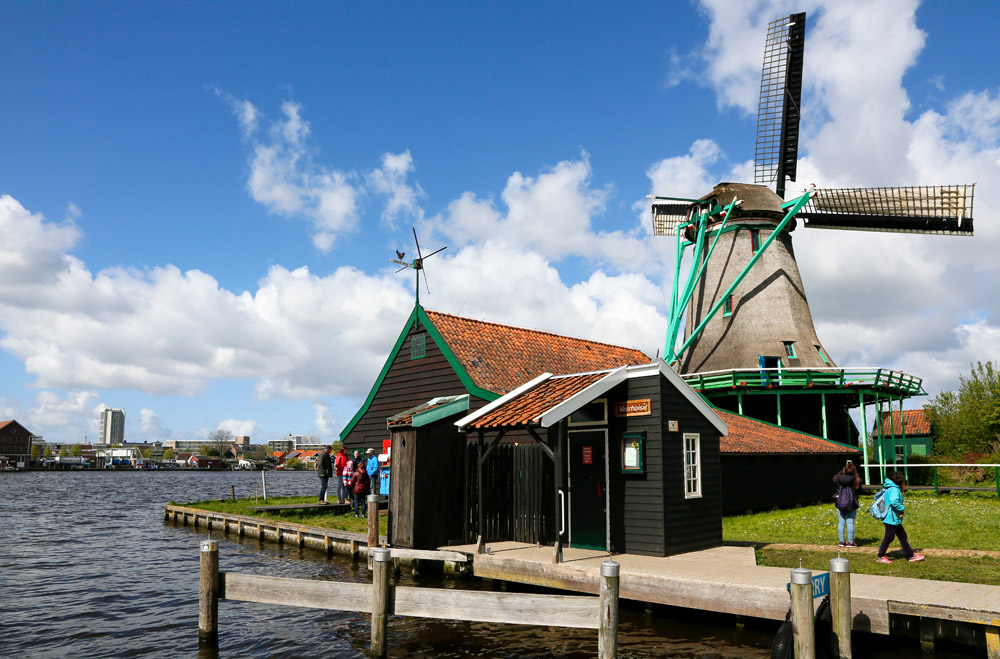 De laatste molen op de Zaanse Schans is oliemolen De Hen. Toeristische trekpleister De Zaanse Schans in Zaandam. Op de Kalverringdijk staan diverse nog werkende molens., 