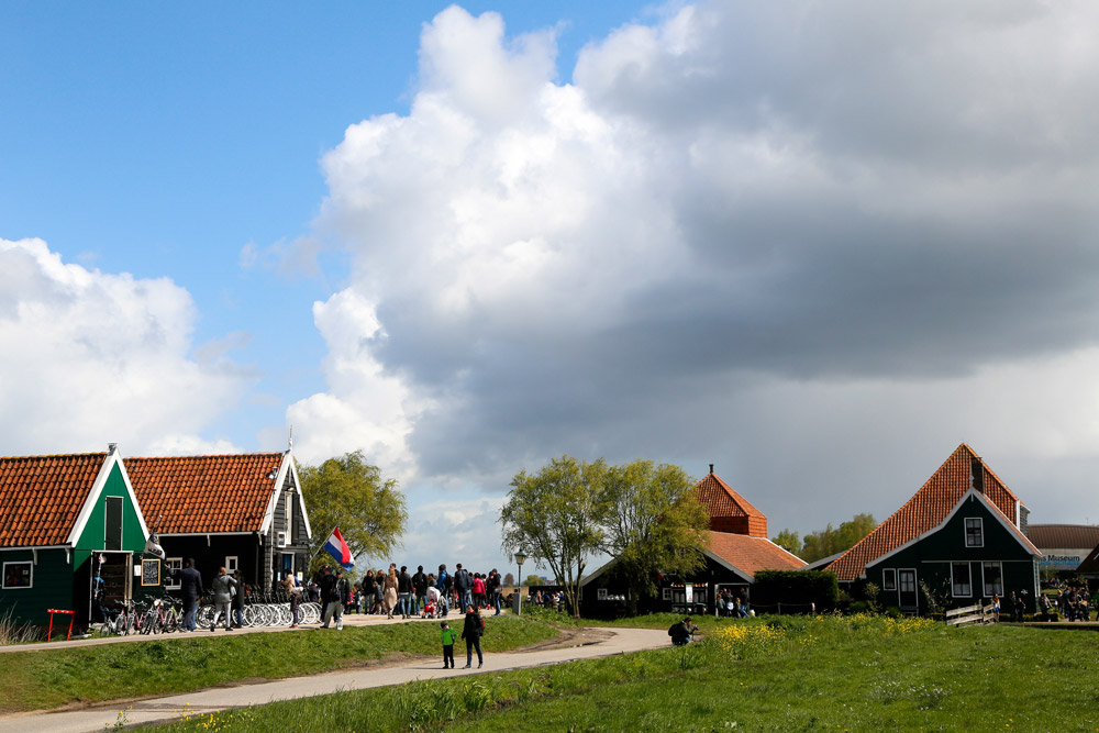Behalve molens zijn er ook diverse oude houten Zaanse huizen te zien bij de Zaanse Schans Toeristische trekpleister De Zaanse Schans in Zaandam. Op de Kalverringdijk staan diverse nog werkende molens., 