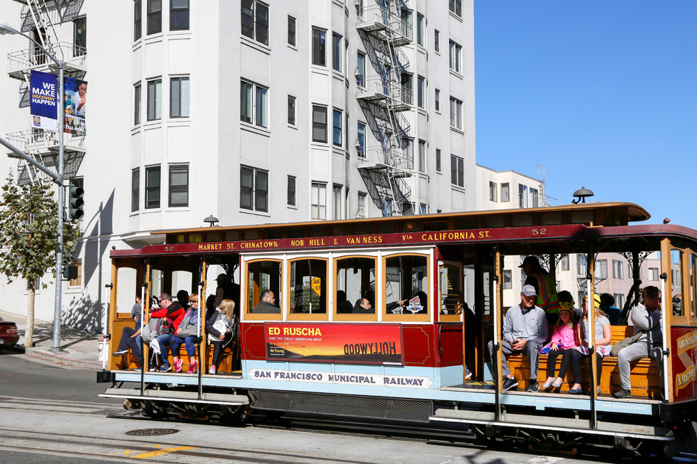 De beroemde trams van San Francisco, handig in zo'n heuvelachtige stad