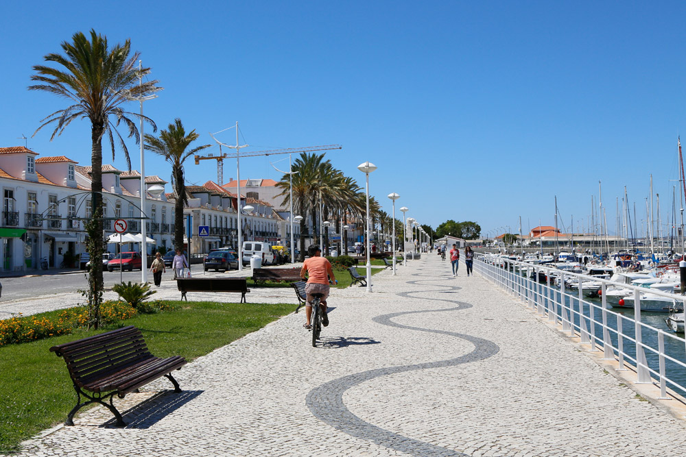 Fietsen over de boulevard van Vila Real de Santo António , Algarve, Portugal