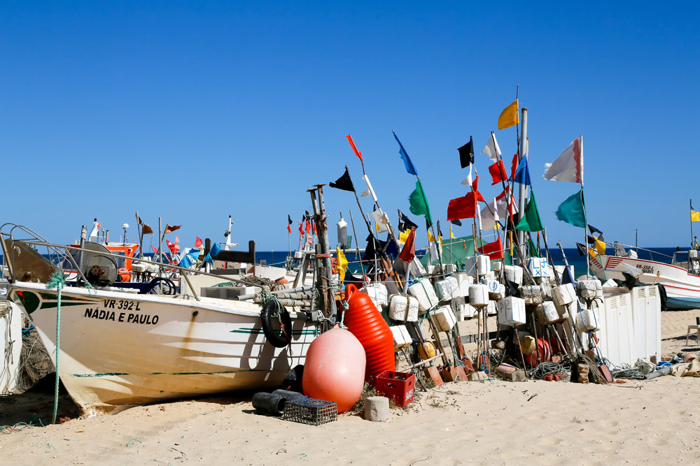 Vissersboten op het strand bij Monte Gordo, Algarve, Portugal