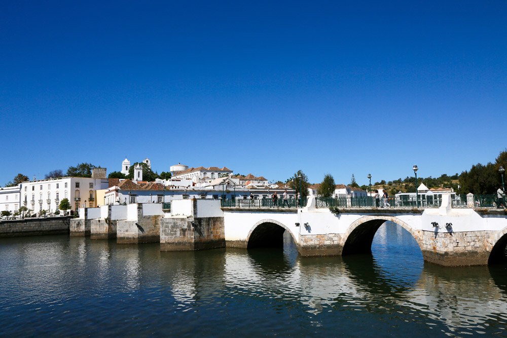 De Romeinse brug in Tavira, Algarve, Portugal