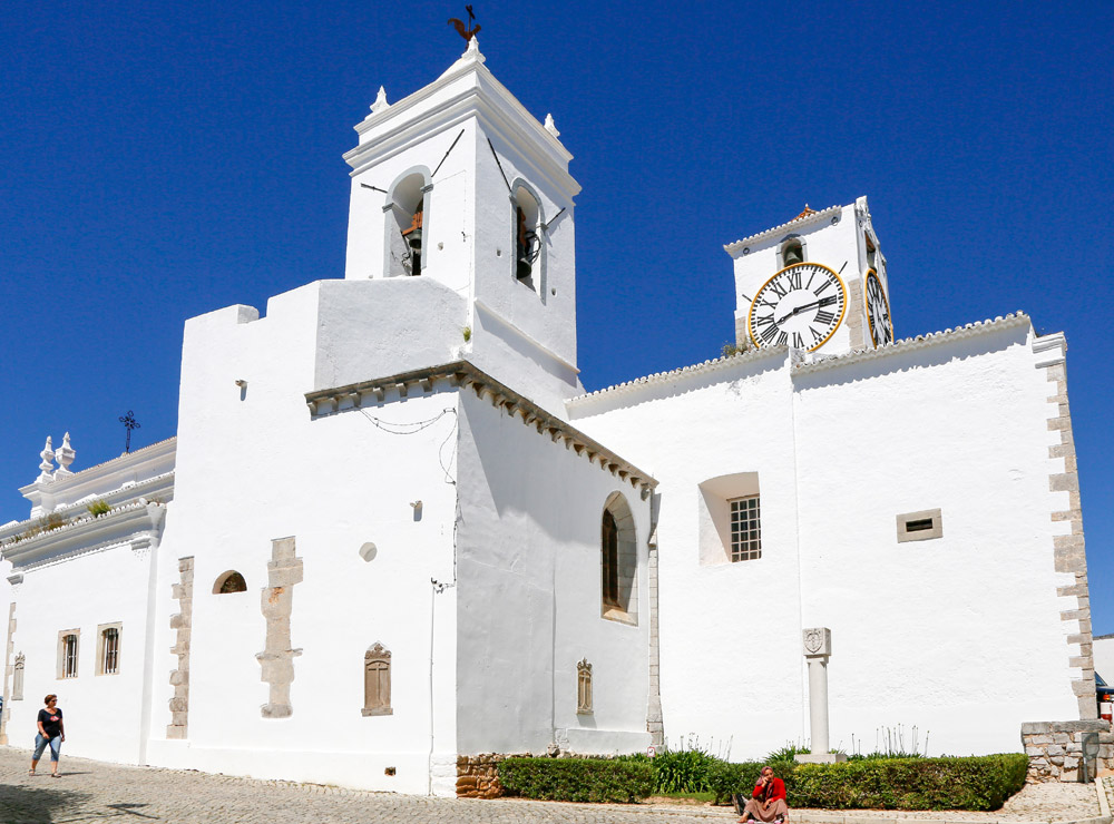 Een van de 37 kerken in Tavira, Algarve, Portugal