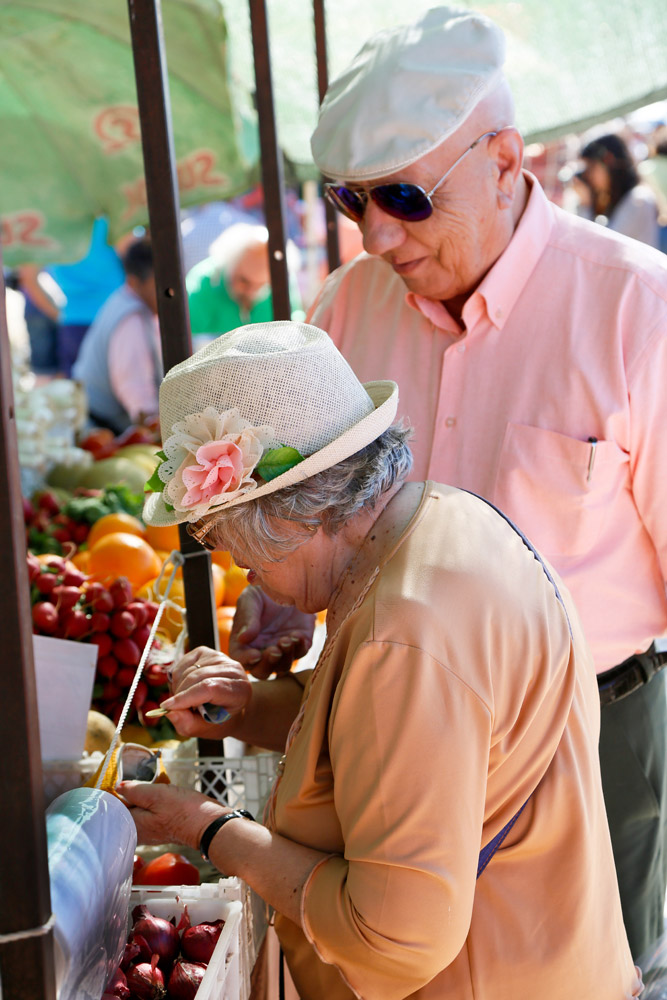Inkopen doen op de wekelijkse boerenmarkt in Olhao, Algarve, Portugal
