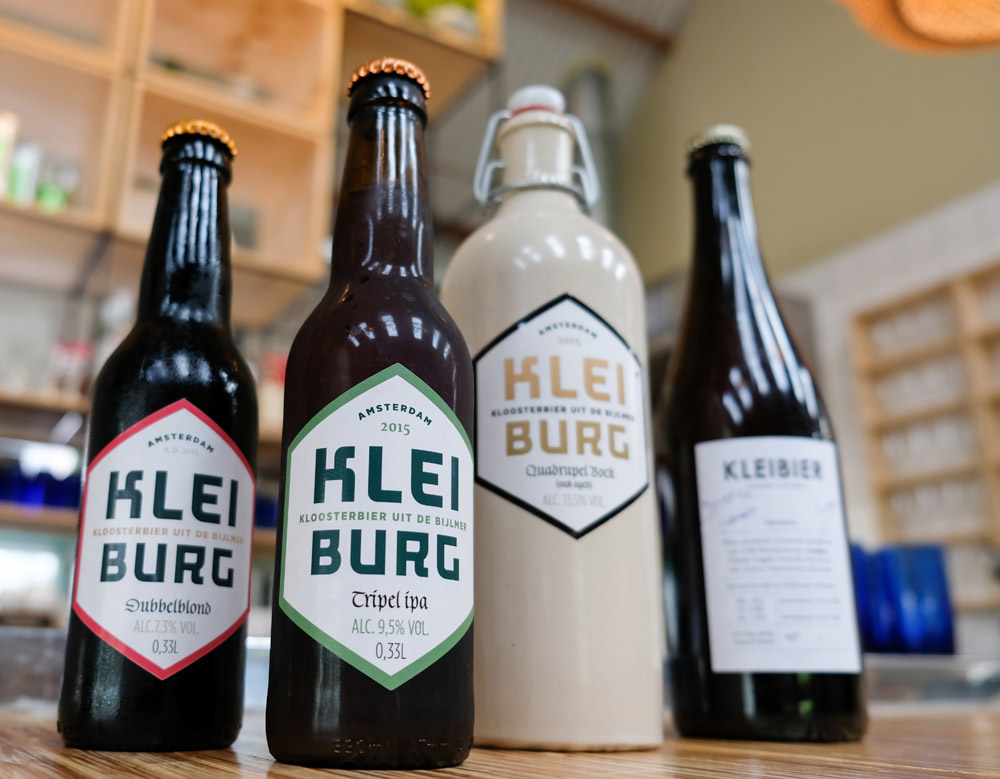 Een deel van het bierassortiment van brouwerij Kleiburg - microbierbrouwerij Kleiburg i Amsterdam Zuidoost waar kloosterbier gemaakt wordt. 