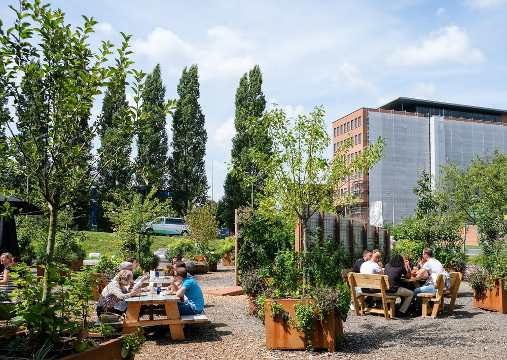 Restaurant De Proefzaak, een groene oase tussen kantoorgebouwen microbierbrouwerij Kleiburg i Amsterdam Zuidoost waar kloosterbier gemaakt wordt. 