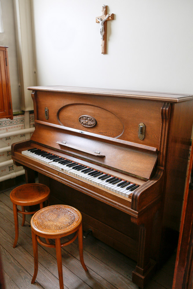 Een van de piano's in de pianogalerij, Stedentrip Mechelen, Belgie. Bezienswaardigheid Het Ursulinen Instituut en de Wintertuin