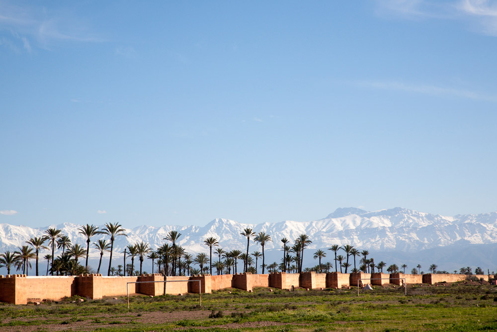 De muren van Marrakech met daarachter de bergen, Rondreis Marokko, koningssteden, camperrondreis,