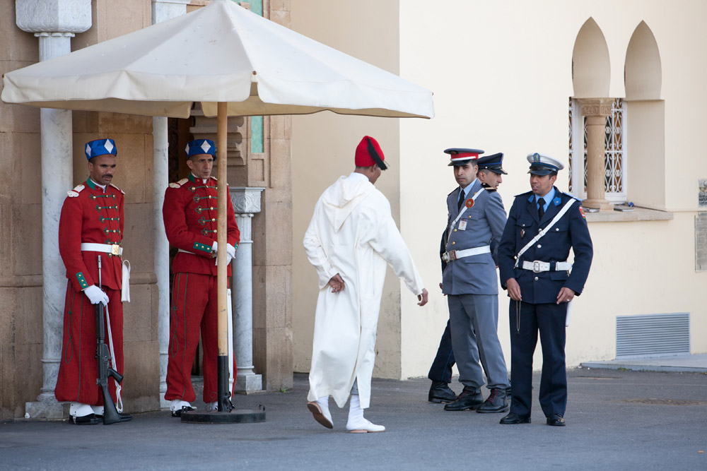 Mannen houden de wacht bij het koninklijk paleis in RabatRondreis Marokko, koningssteden, camperrondreis,