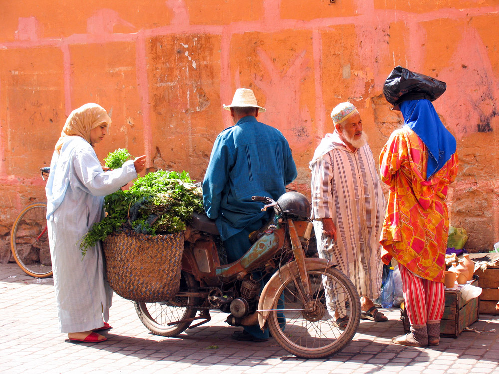 Inkopen doen op straat en de laatste nieuwtjes uitwisselen in Marrakech,Rondreis Marokko, koningssteden, camperrondreis,