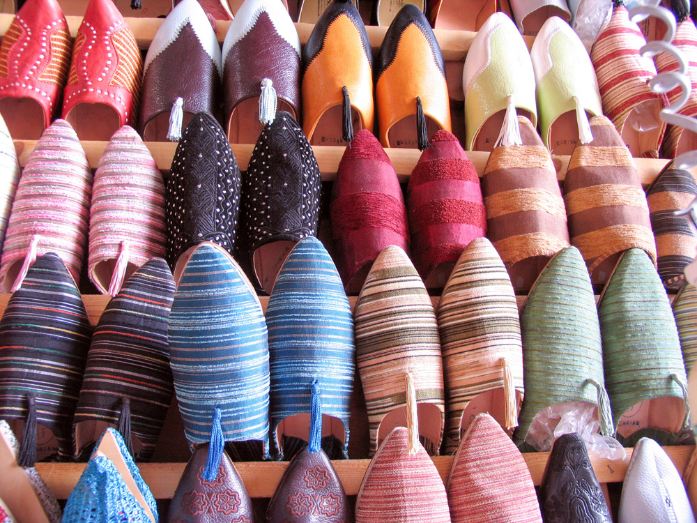 Schoenen in ieder kleur in Marrakech, Marokko. Rondreis Marokko, koningssteden, camperrondreis,
