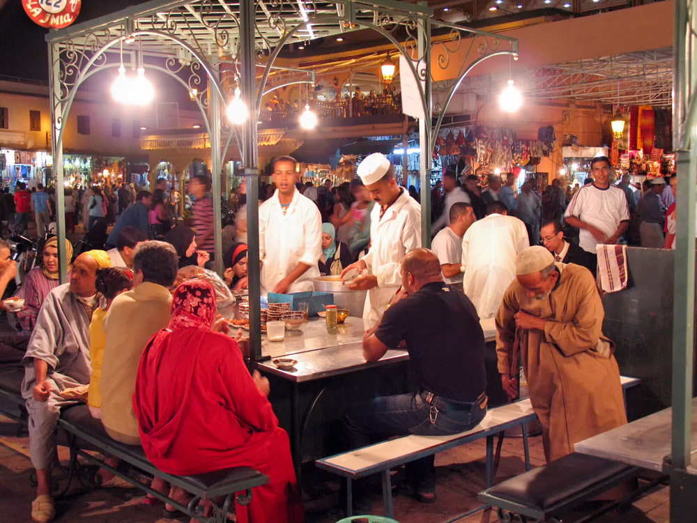 Kies maar een eettentje uit op het drukke Jemnaa el Fna plein, Rondreis Marokko, koningssteden, camperrondreis,