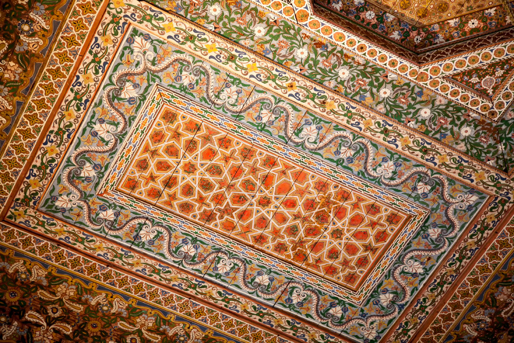 Zelfs het plafond is schitterend, Ben Youssef Medersa koranschool, Marrakesh, Marrakech, Rondreis Marokko, koningssteden, camperrondreis,
