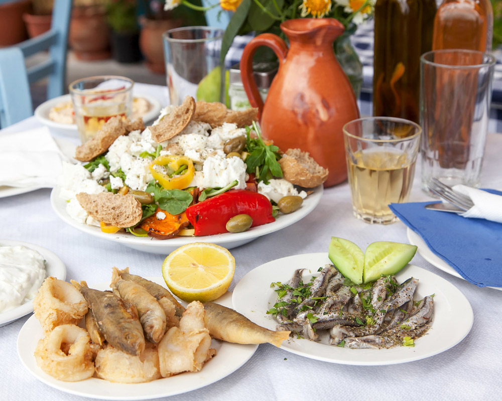 Een tafel vol mezze bij restaurant Knossos in Rethymnon, vakantie Kreta, vakantie rondreis Kreta, Griekenland