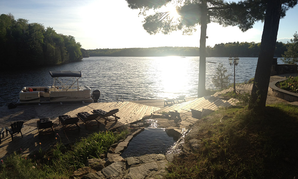 Zonsondergang vanaf het prive-eiland in het Muskoka meer in Canada.