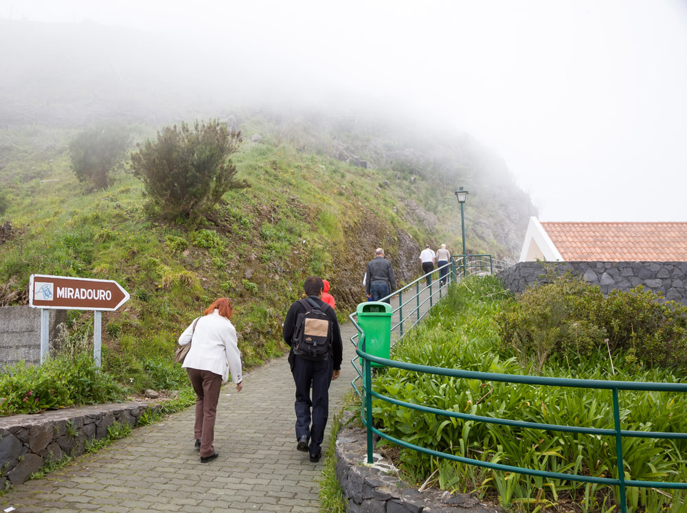 Op weg naar alweer een prachtig uitkijkpunt (miradouro) Vakantie op bloemeneiland Madeira, Portugal
