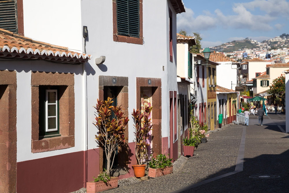 Smalle straten met kleine huisje in Zona VelhaVakantie op bloemeneiland Madeira, Portugal