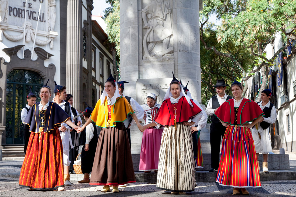 Traditionele dansen op pleinen rond de kerstdagen Vakantie op bloemeneiland Madeira, Portugal