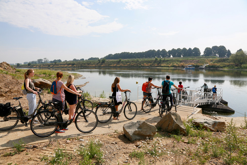 De fietsroutes gaan door twee landen. Wachten op het pontje naar Nederland, RivierPark Maasvallei