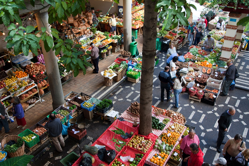 De dagelijkse boodschappen doen bij Mercado dos Lavradores in Funchal Vakantie op bloemeneiland Madeira, Portugal
