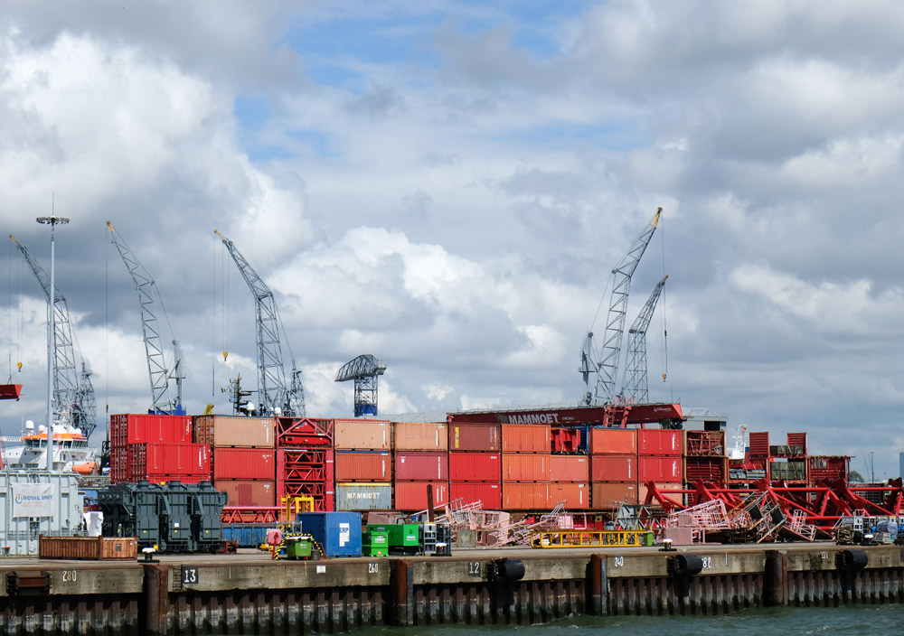 Muren van containers in de havens van Rotterdam