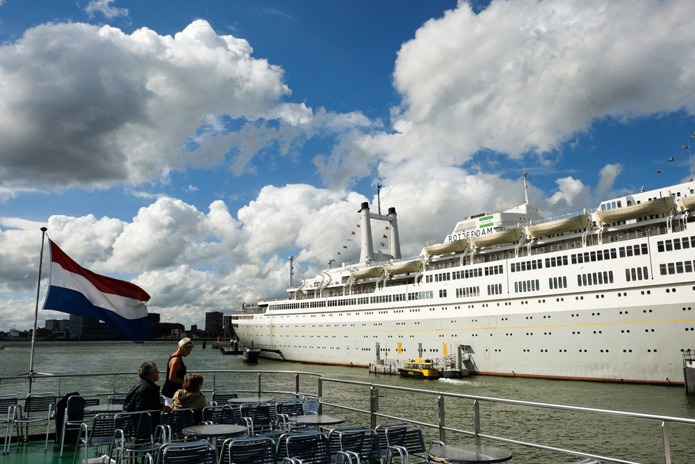 De SS Rotterdam, het grootste cruiseschip ooit in Nederland gebouwd. Katendrecht, Rotterdam, hotel