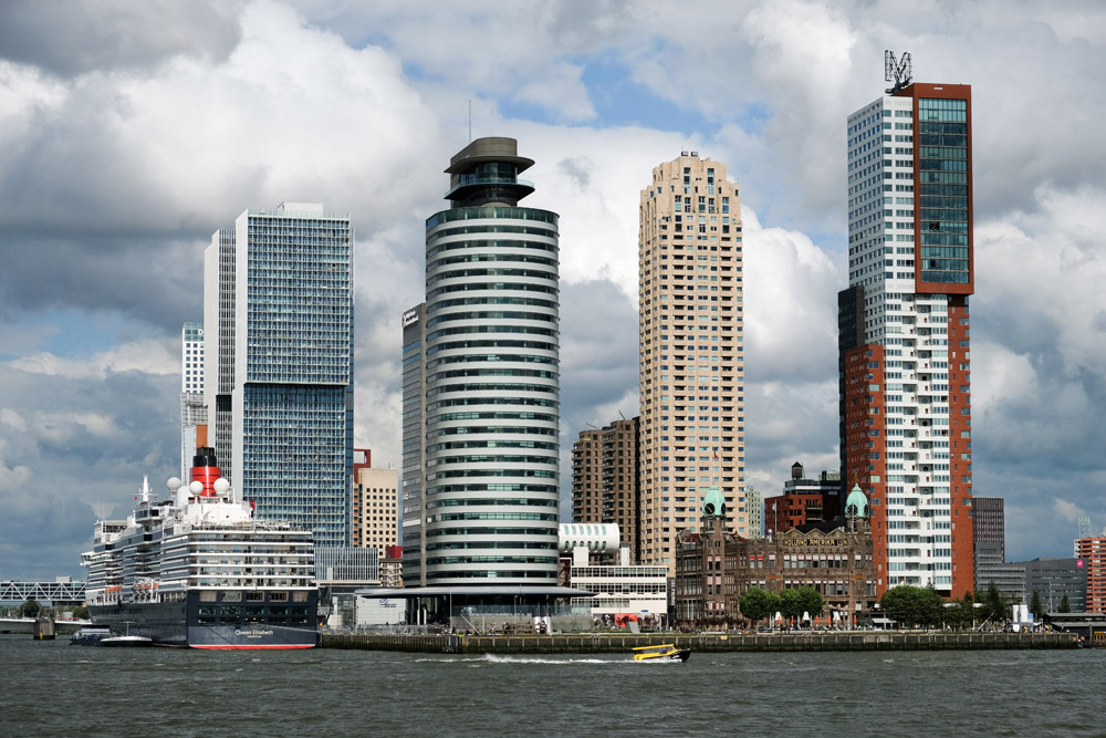 De Kop van Zuid met Hotel New York en torenhoge nieuwbouw, haven Rotterdam