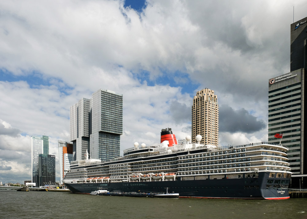 Nog een icoon, het cruiseschip Queen Elizabeth bij de cruiseterminal van Rotterdam