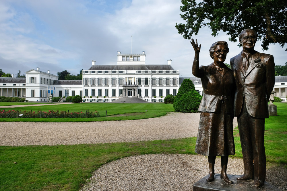 Koningin Juliana en prins Bernhard in brons gegoten. Beeld van Kees Verkade, paleis Soestdijk