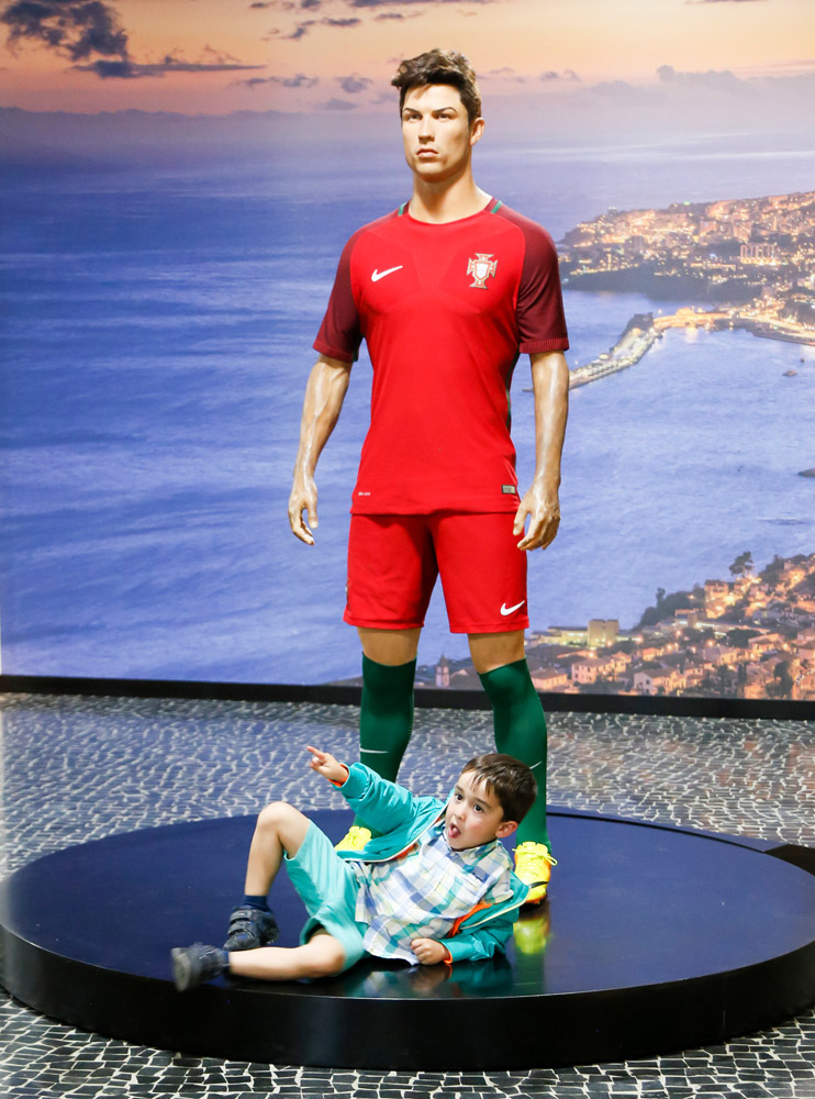 Op de foto met voetballer Ronaldo in het CR7 museum Vakantie op bloemeneiland Madeira, Portugal