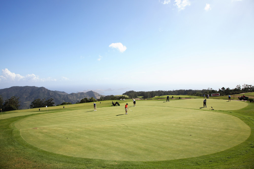 Golfbanen met uitzicht op Madeira. Hier Santo da Sera, Portugal, bloemeneiland