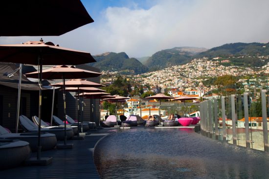 Zwembad op het dak bij The Vine hotel in Funchal. hotels, Madeira, Portugal, rondreis