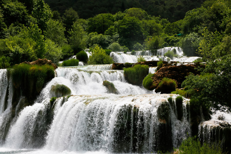 Immens watergeweld: de Skradinski buk watervallen in Krka National Park, cruise Middellandse Zee