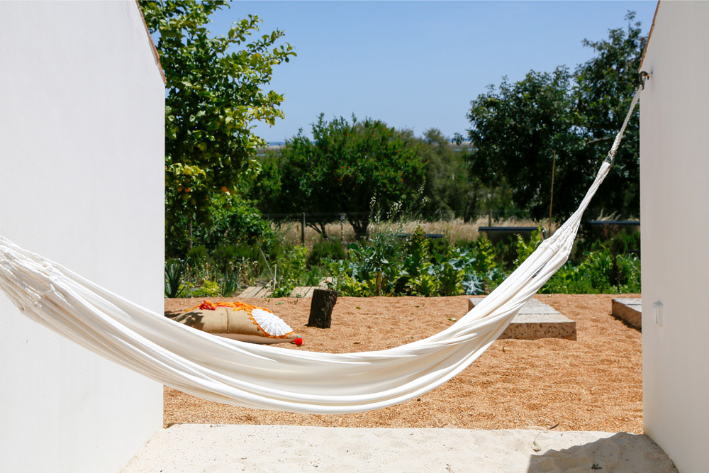 Hangmat met uitzicht op de moestuin, designhotel Algarve Portugal