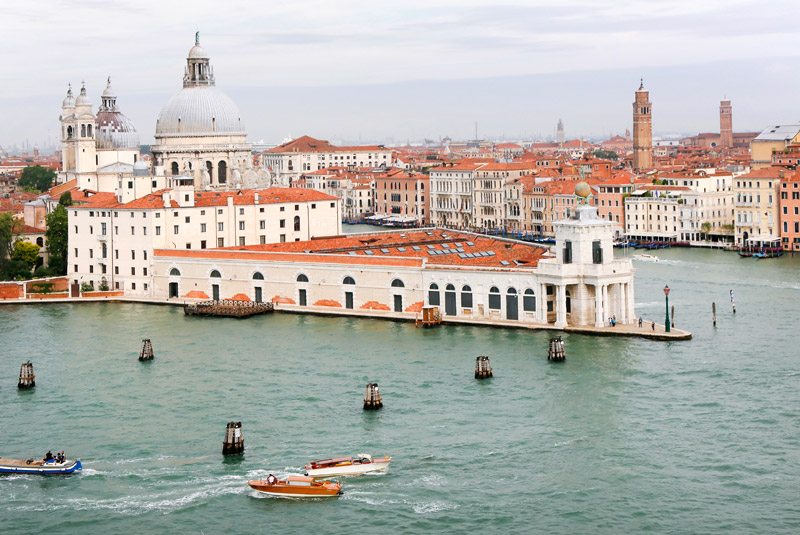 Binnenvaren langs de oude stad Venetie, Italie, cruise Middellandse Zee