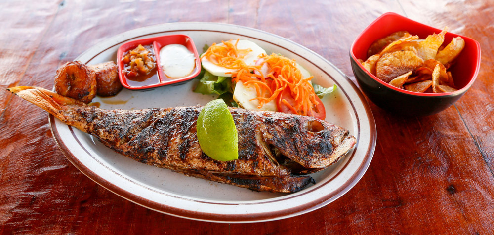 Gegrilde vis bij restaurant Boca PrinsEat Local Restaurantweek Aruba