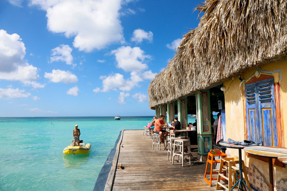 Lekker informeel bij Bugaloe, bar-restaurant op een steiger.Eat Local Restaurantweek Aruba