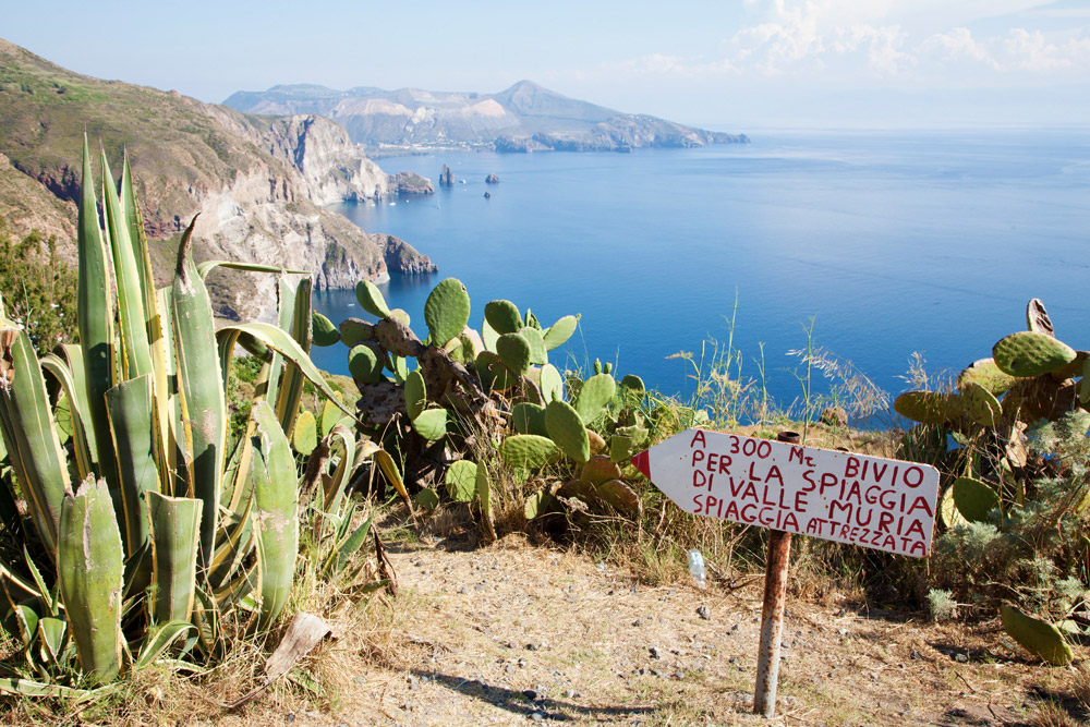 Het pad naar het afgelegen het strandje Valle i Muria op Lipari, Eolische eilanden, Lipari eilanden, Italie