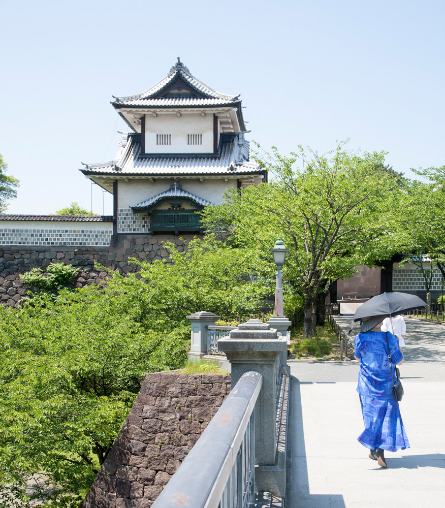 Relaxen in het park rond het kasteel van KanazawaKanazawa, rondreis Japan