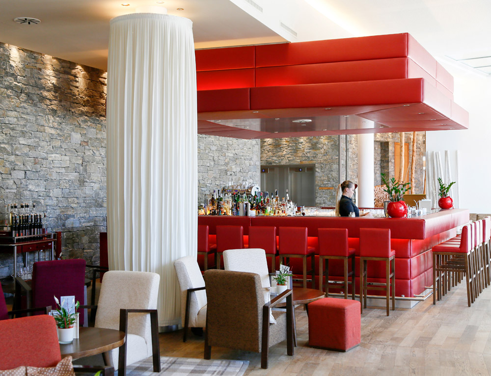 De bar van het Tauern Spa hotel in Kaprun, Oostenrijk, wintersport